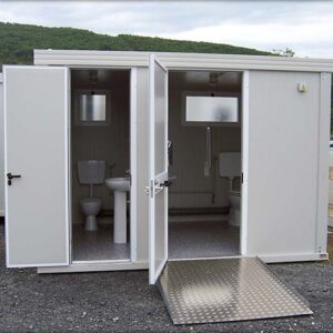 Cabines sanitárias acessíveis com 2 sanitas.